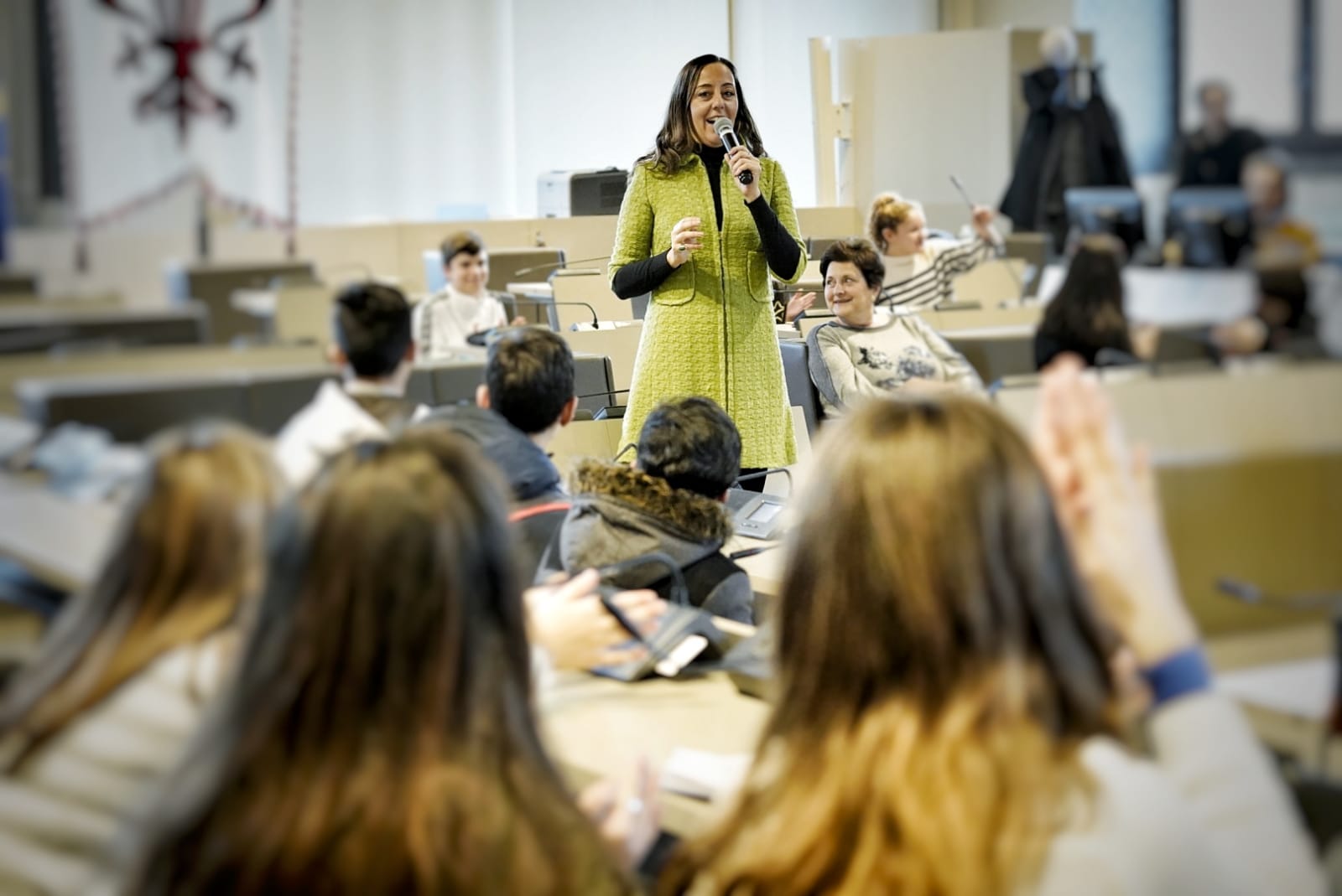 Assessore Funaro con i ragazzi in Consiglio comunale Assessore Funaro con i ragazzi in Consiglio comunale