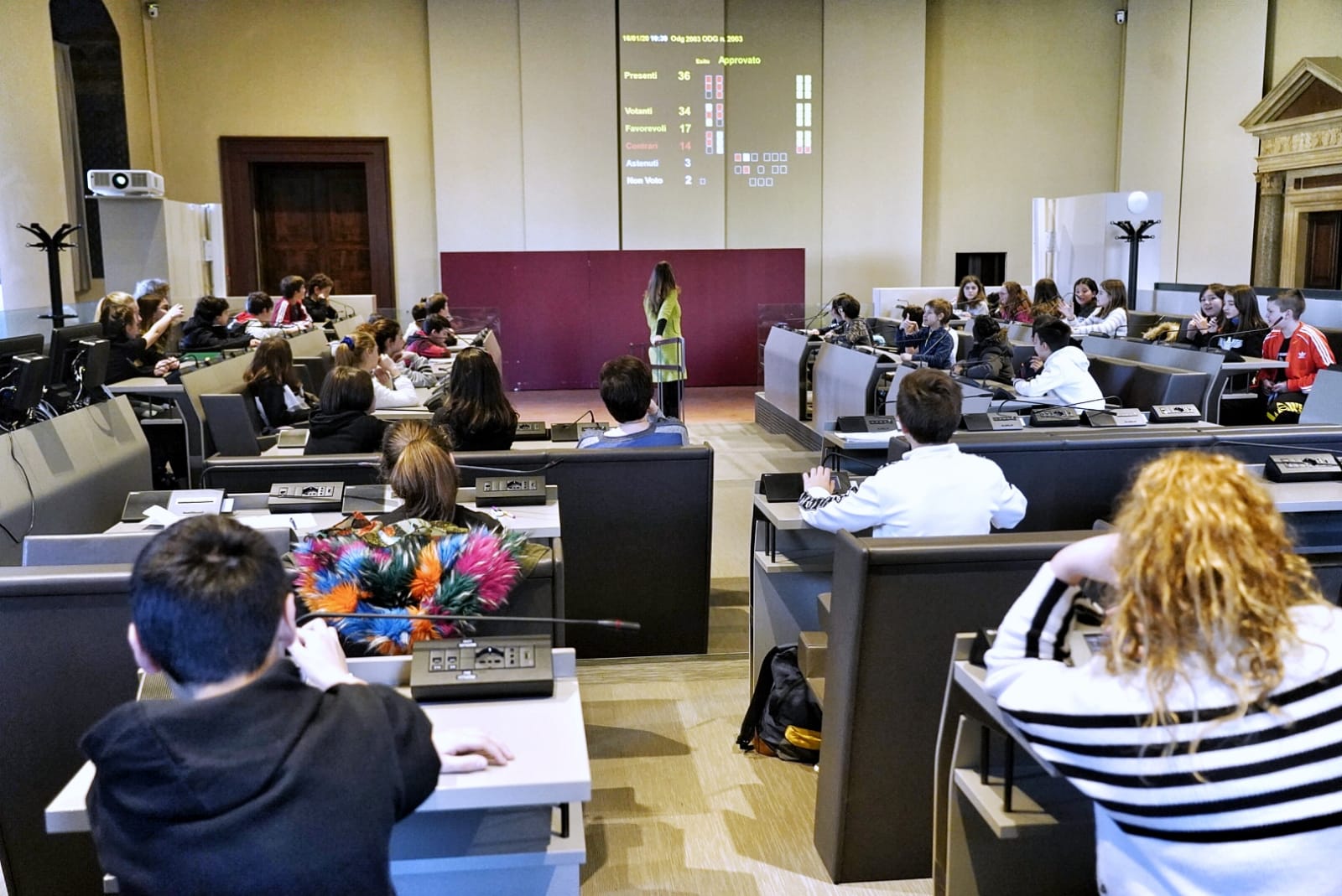 Assessore Funaro con i ragazzi in Consiglio comunale Assessore Funaro con i ragazzi in Consiglio comunale