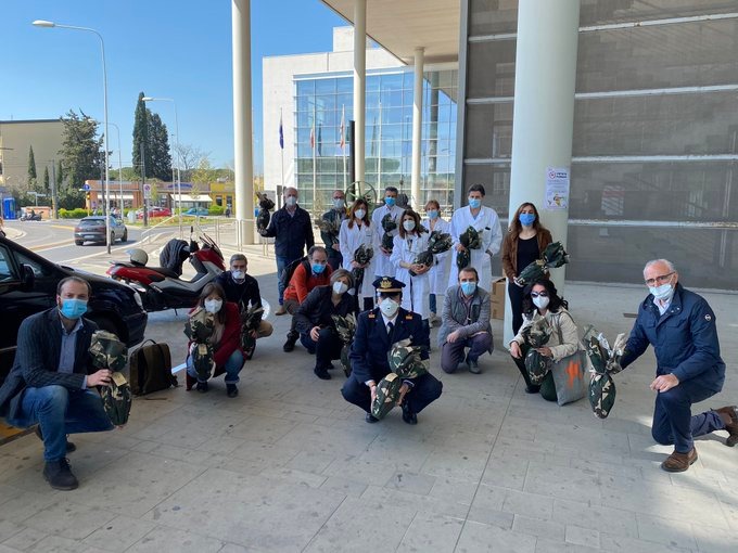 Consegna uova pasquali agli operatori degli ospedali Consegna uova pasquali agli operatori degli ospedali