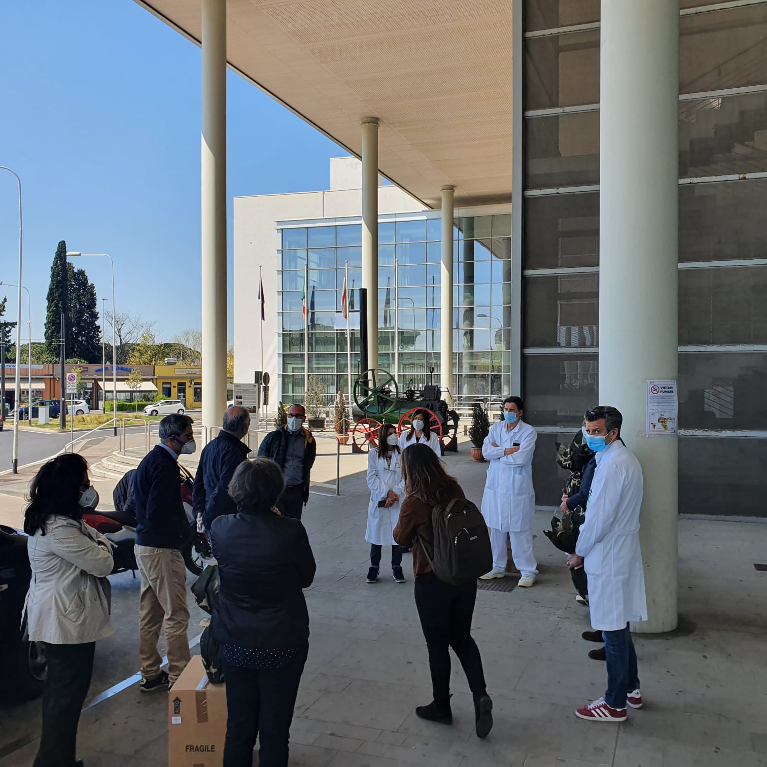 Consegna uova pasquali agli operatori degli ospedali Consegna uova pasquali agli operatori degli ospedali