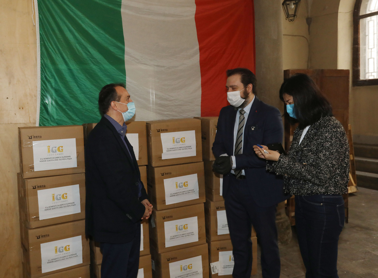 Il presidente Milani riceve le mascherine dalla direzione di Palazzo Magnani Feroni Il presidente Milani riceve le mascherine dalla direzione di Palazzo Magnani Feroni