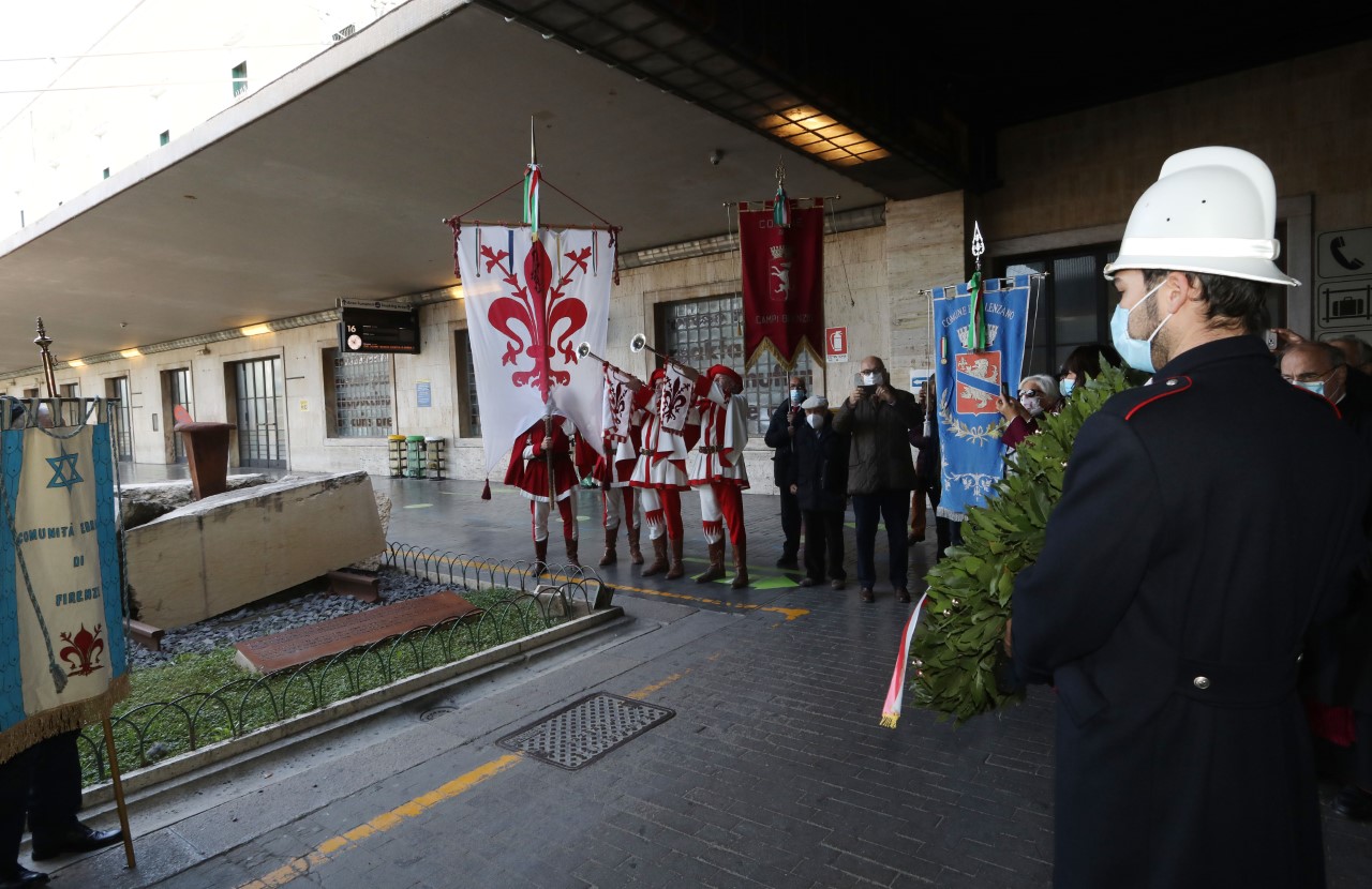 Commemorazione dei deportati ebrei dal binario 16 alla stazione SMN Commemorazione dei deportati ebrei dal binario 16 alla stazione SMN