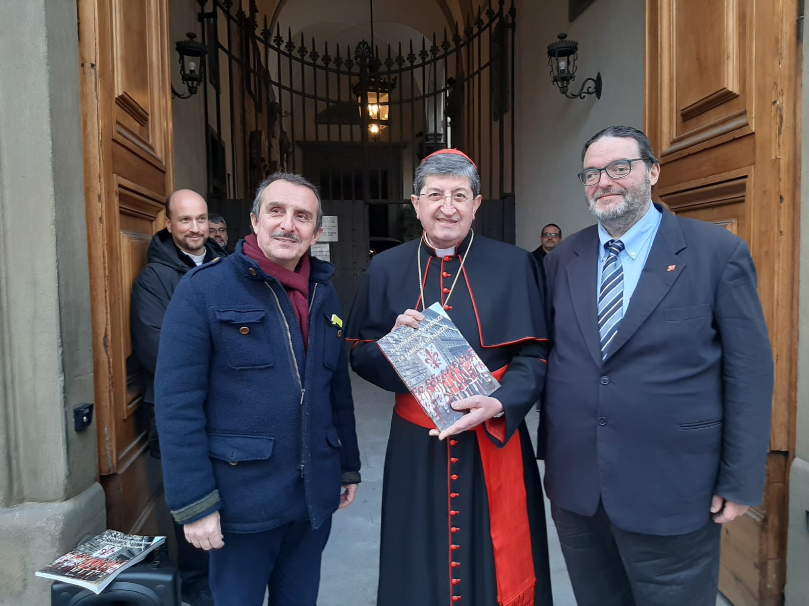 Il presidente Milani consegna libro su Gonfalone e famiglia di Palazzo Il presidente Milani consegna libro su Gonfalone e famiglia di Palazzo
