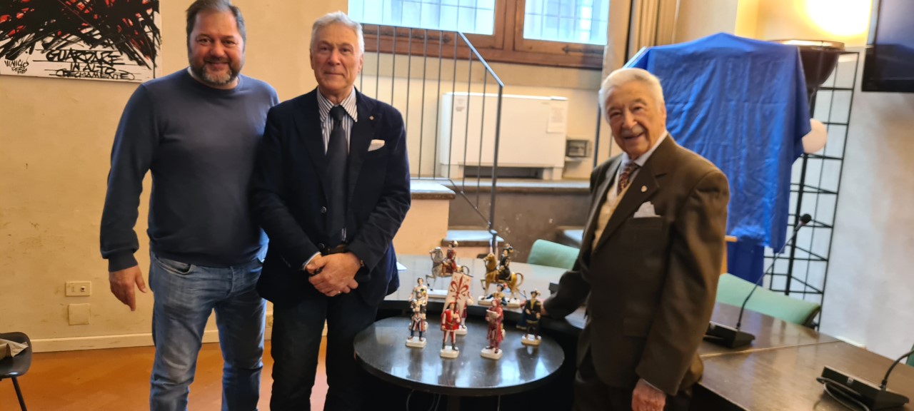 Donazione statuine e quadro al Calciuo Storico Fiorentino Donazione statuine e quadro al Calciuo Storico Fiorentino
