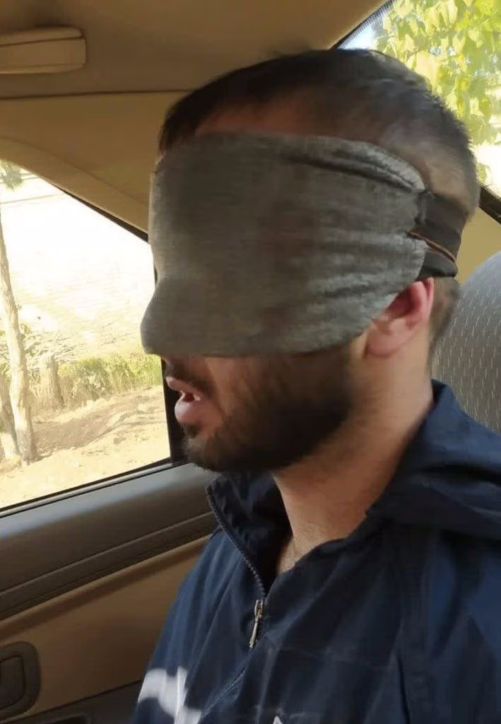 Tomaj Salehi arrestato mentre viene portato in carcere Tomaj Salehi arrestato mentre viene portato in carcere