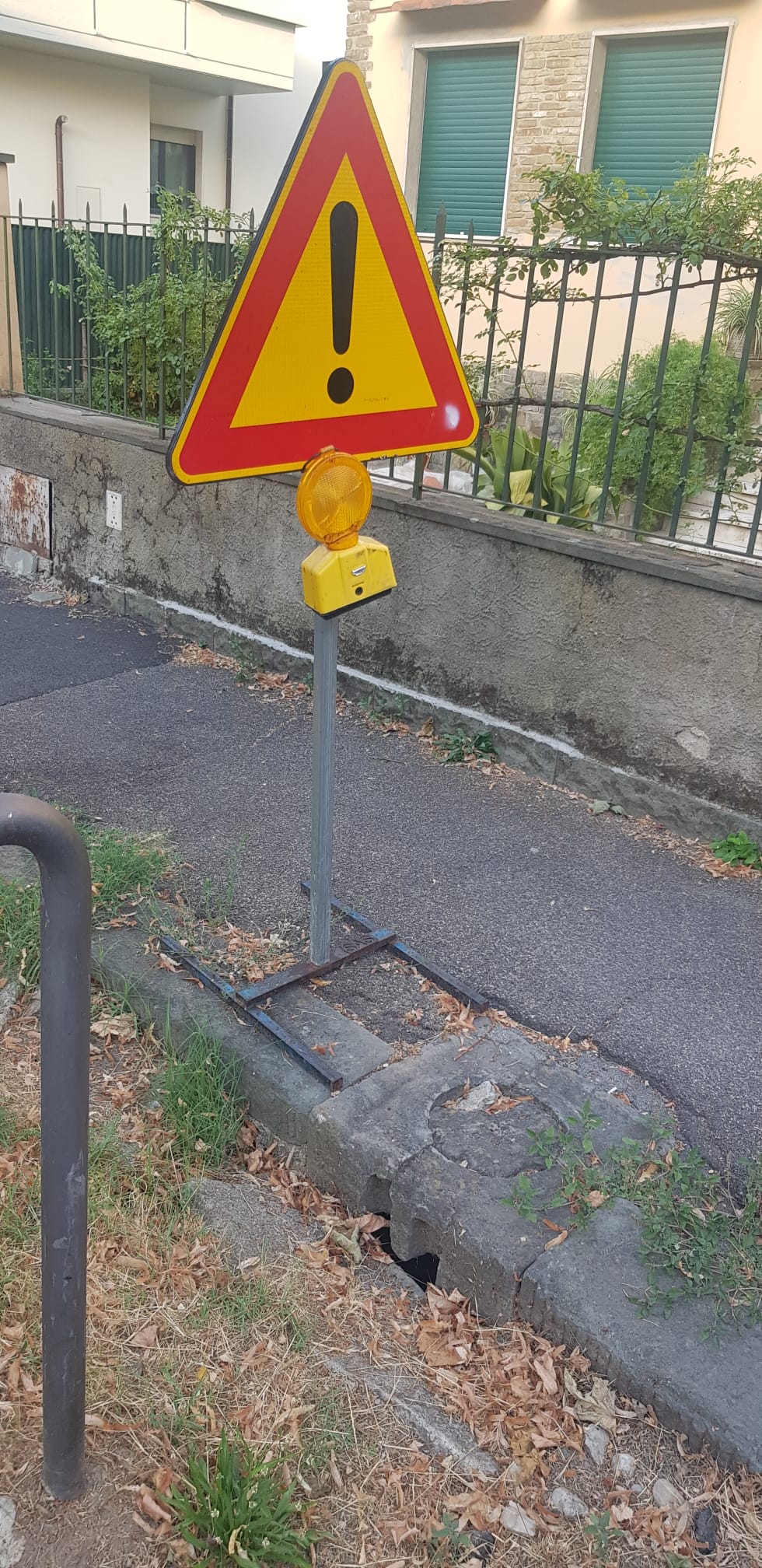 Via di Soffiano: situazione marciapiedi, aiuole e manto stradale indecente Via di Soffiano: situazione marciapiedi, aiuole e manto stradale indecente