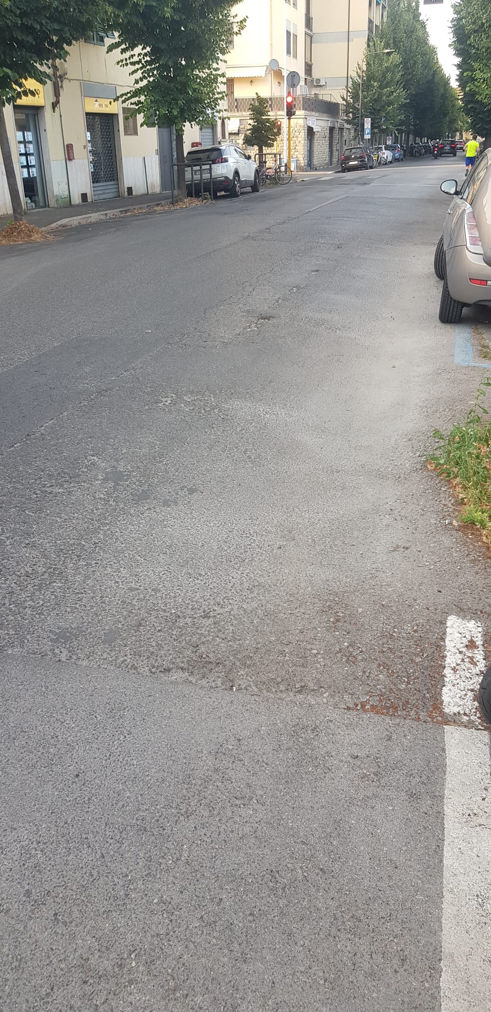 Via di Soffiano: situazione marciapiedi, aiuole e manto stradale indecente Via di Soffiano: situazione marciapiedi, aiuole e manto stradale indecente