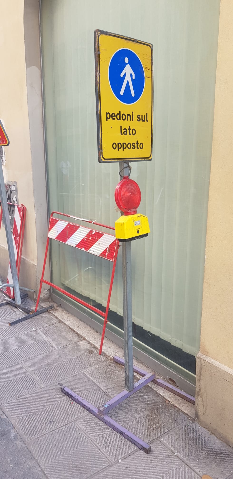 Via degli Alfani a Firenze impercorribile