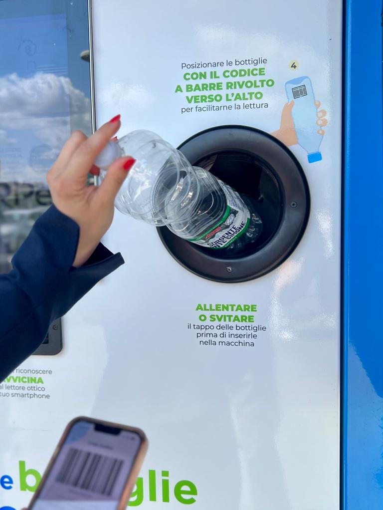 Ecocompattatore alla Coop.fi di Ponte a Greve Ecocompattatore alla Coop.fi di Ponte a Greve