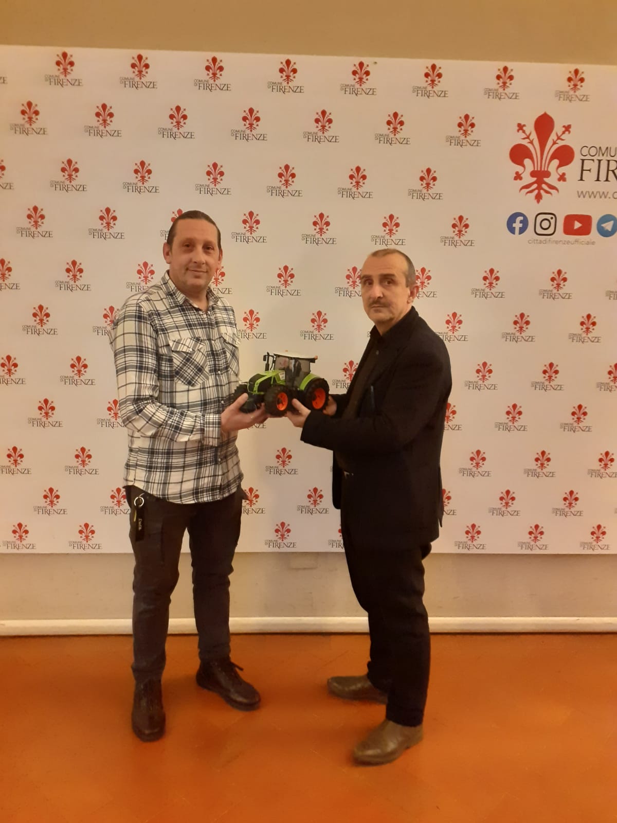 Donata una riproduzione di un trattore al presidente Milani Donata una riproduzione di un trattore al presidente Milani