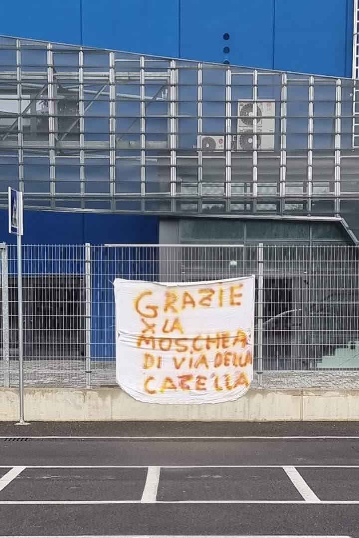 Striscione a Palazzo Wanny