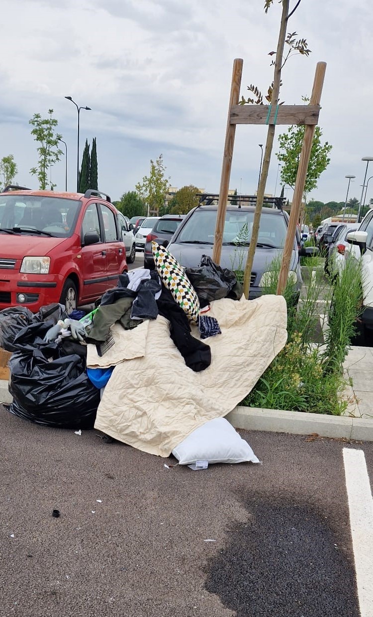 Rifiuti abbandonati a Ponte a Greve Rifiuti abbandonati a Ponte a Greve