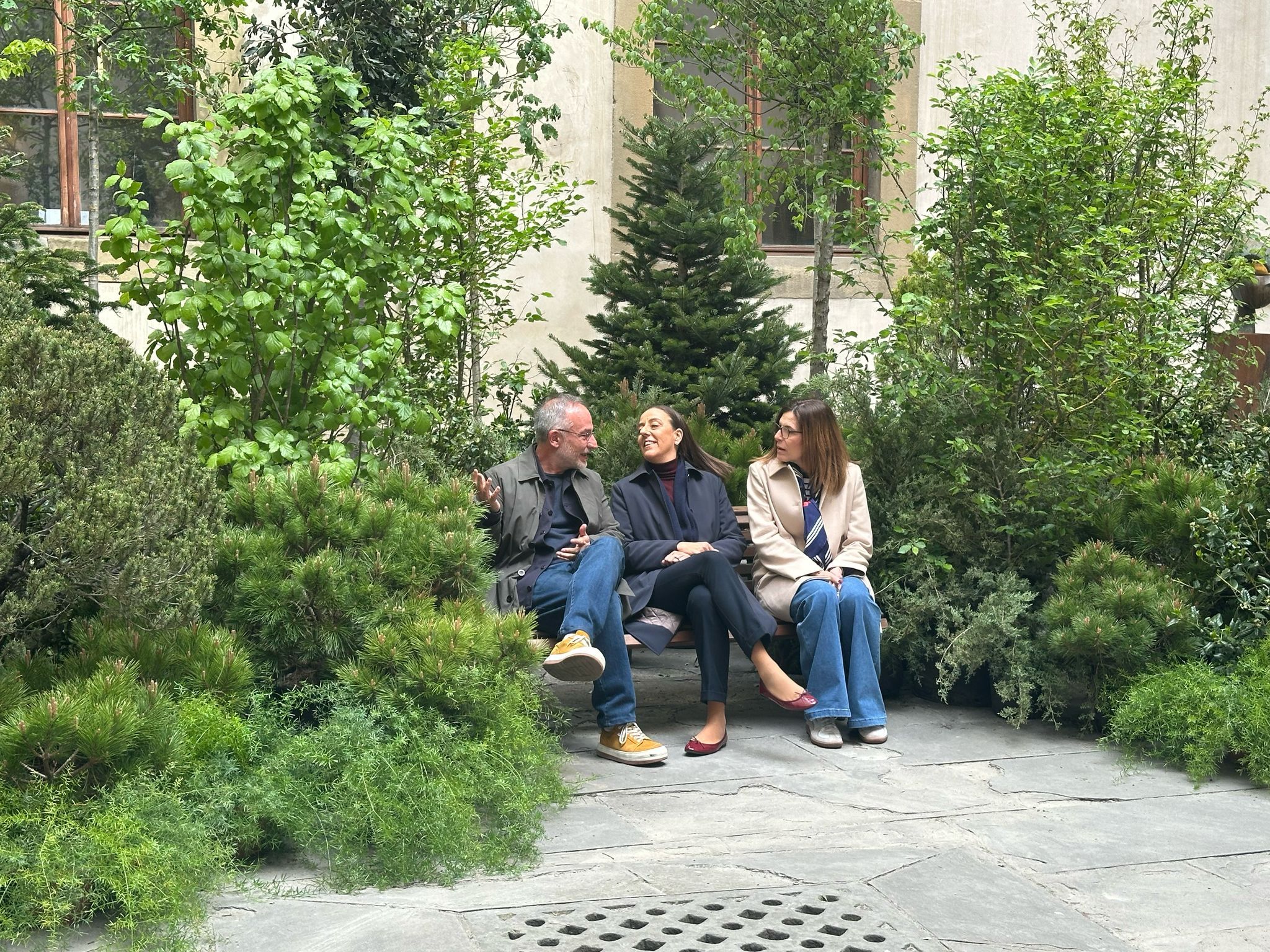 La sindaca Funaro con il professor Mancuso e la vicesindaca Galgani nel boschetto allestito nel cortile dell'Anagrafe