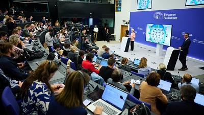 Foto dalla conferenza stampa che ritrae Ursula von der Leyen parlare davanti ad un pubblico di giornalisti