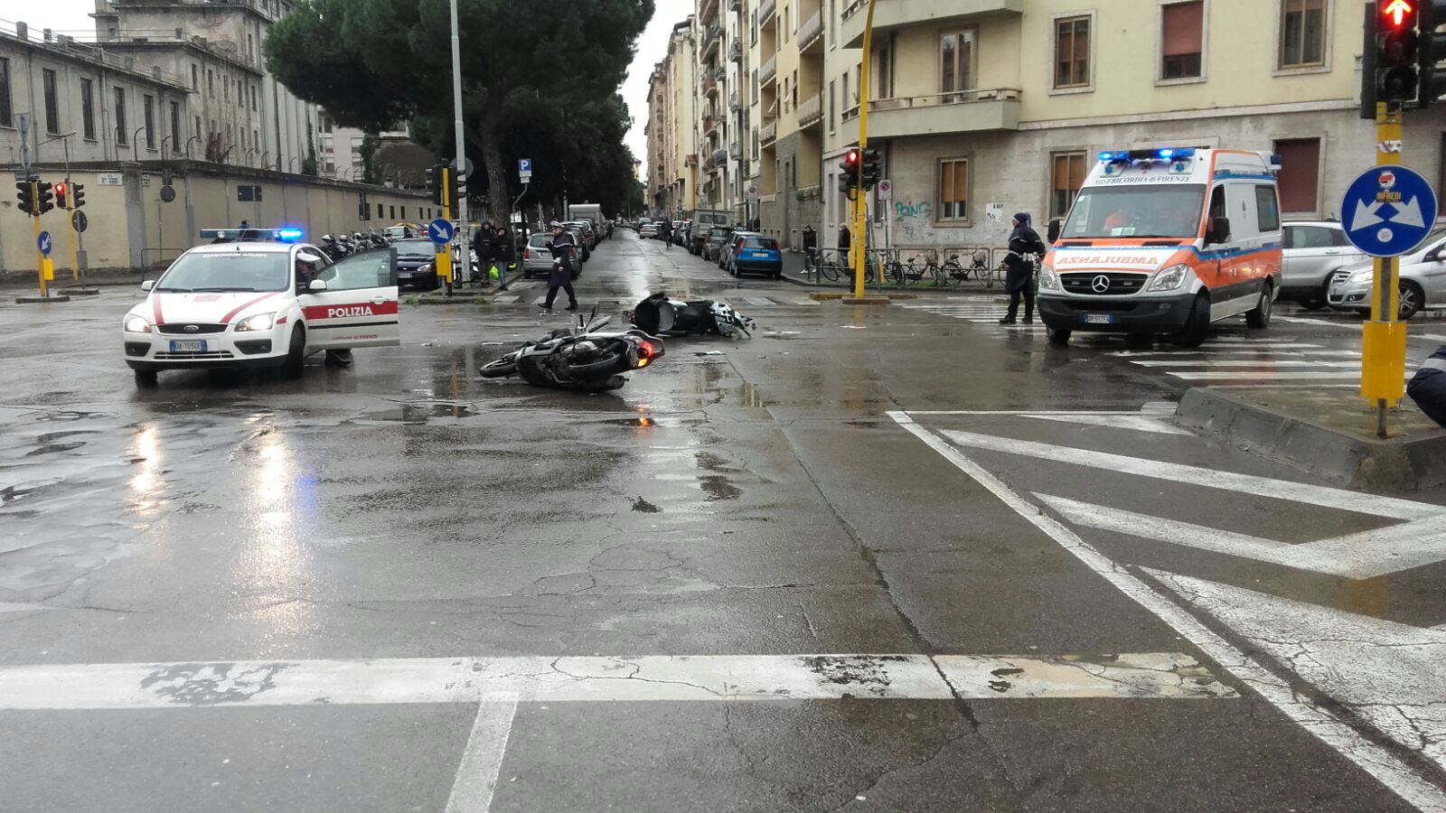 Gli agenti di Polizia Municipale sul luogo dell'incidente