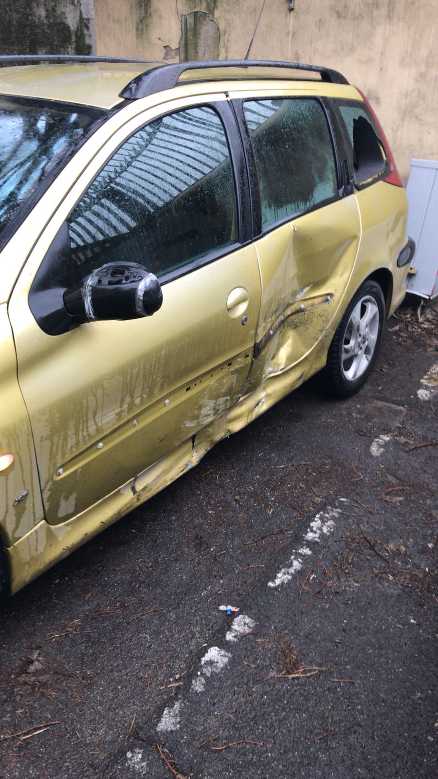 Auto fermata dopo l'incidente
