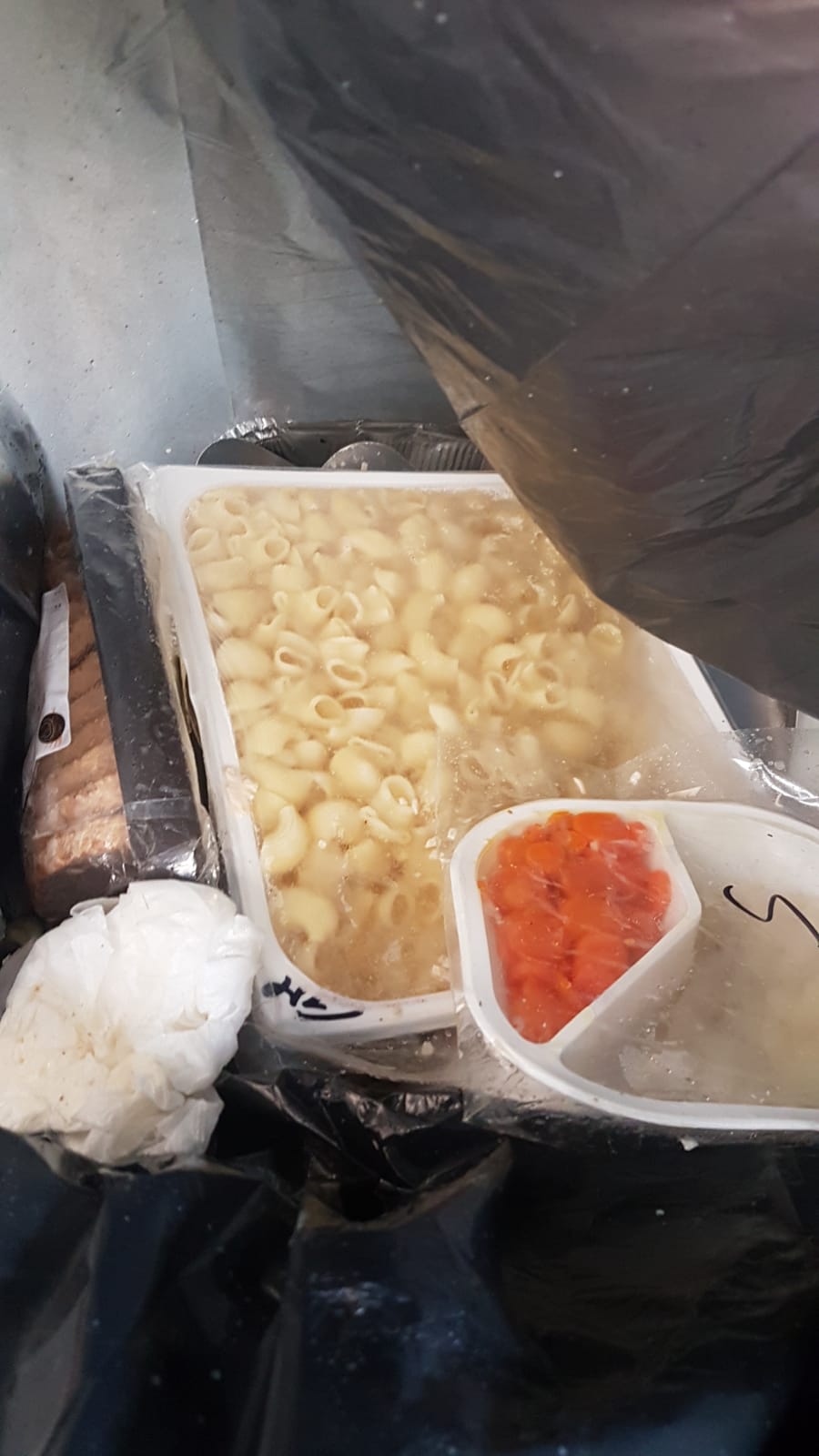 Cibo mensa nei rifiuti Cibo mensa nei rifiuti