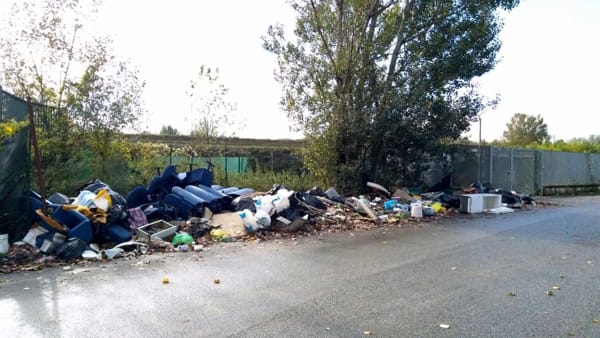 Rifiuti abbandonati in via di Bozzale Rifiuti abbandonati in via di Bozzale