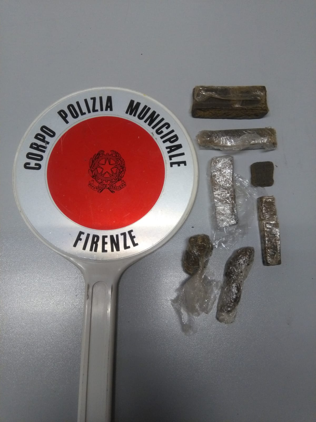 Una parte della droga scovata dai cani