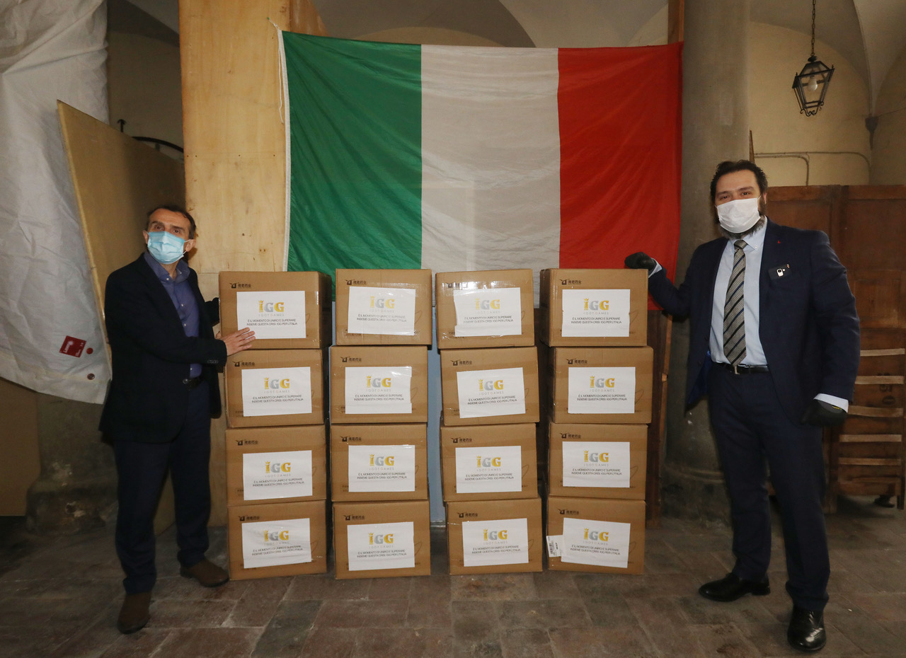 Il presidente Milani riceve le mascherine dalla direzione di Palazzo Magnani Feroni Il presidente Milani riceve le mascherine dalla direzione di Palazzo Magnani Feroni