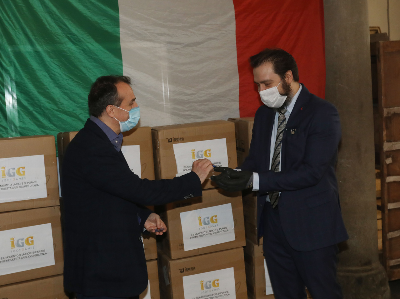 Il presidente Milani riceve le mascherine dalla direzione di Palazzo Magnani Feroni Il presidente Milani riceve le mascherine dalla direzione di Palazzo Magnani Feroni