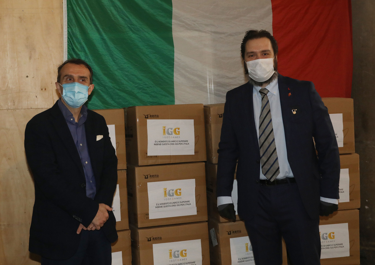 Il presidente Milani riceve le mascherine dalla direzione di Palazzo Magnani Feroni Il presidente Milani riceve le mascherine dalla direzione di Palazzo Magnani Feroni