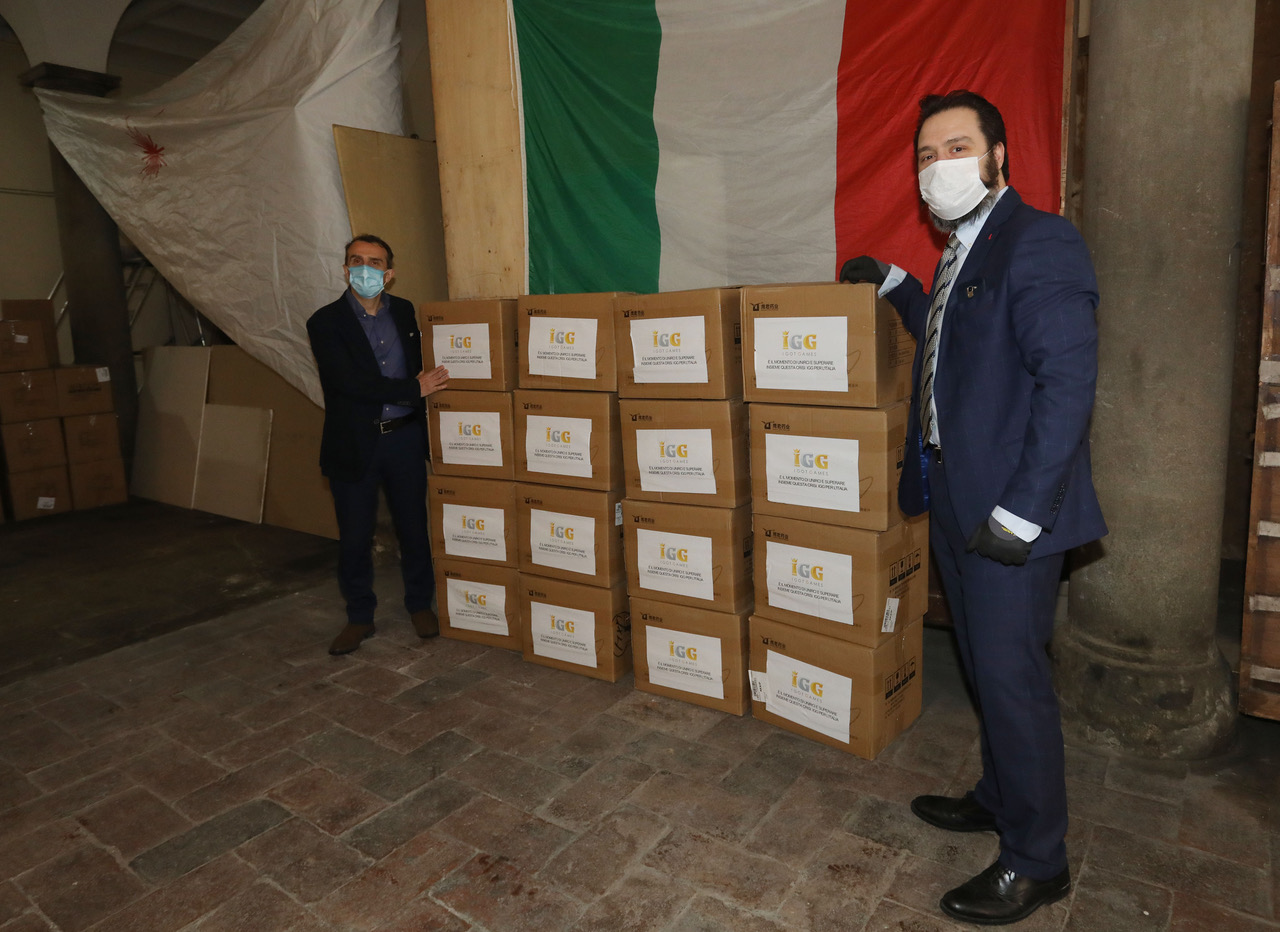 Il presidente Milani riceve le mascherine dalla direzione di Palazzo Magnani Feroni Il presidente Milani riceve le mascherine dalla direzione di Palazzo Magnani Feroni