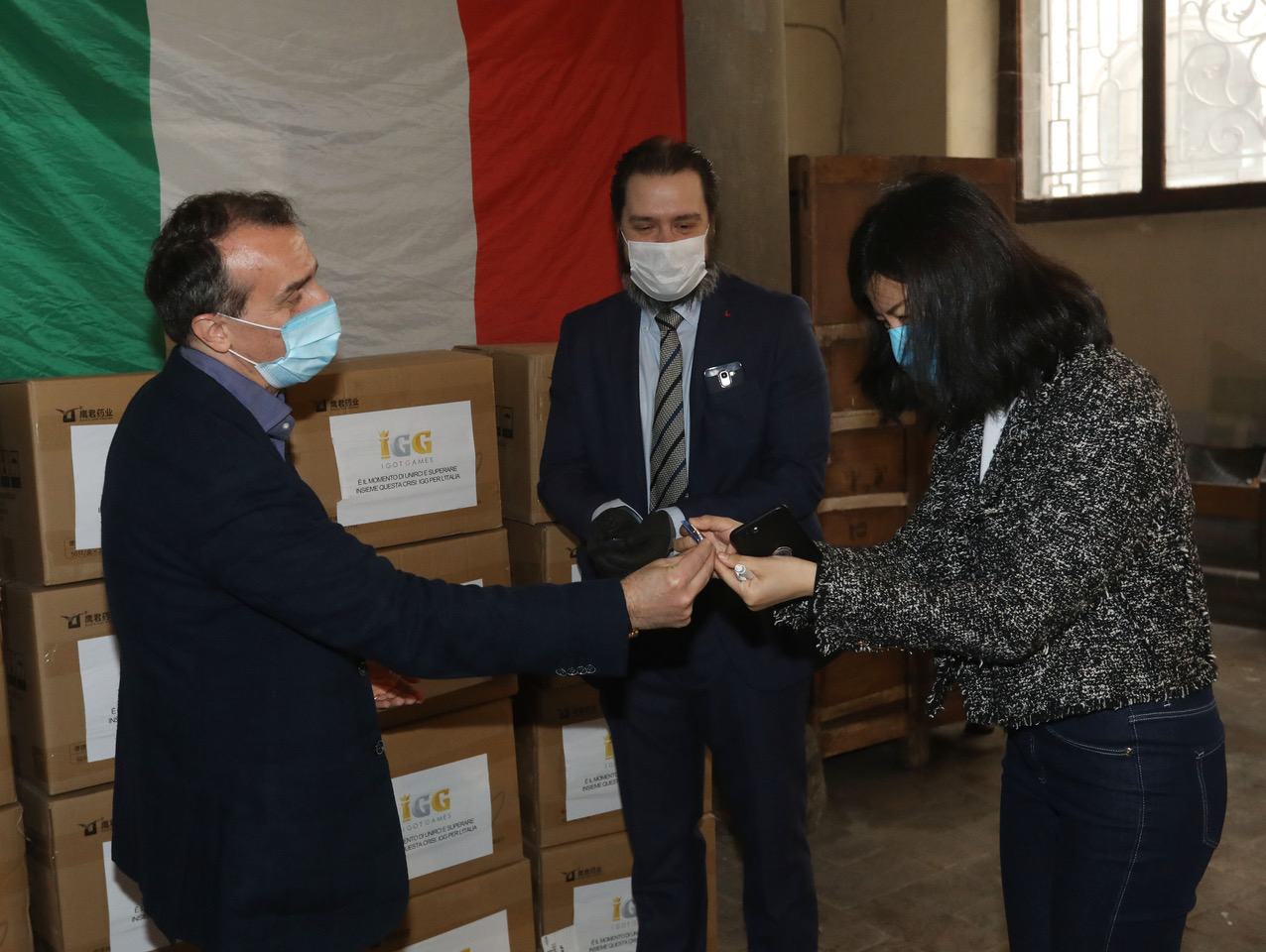 Il presidente Milani riceve le mascherine dalla direzione di Palazzo Magnani Feroni Il presidente Milani riceve le mascherine dalla direzione di Palazzo Magnani Feroni