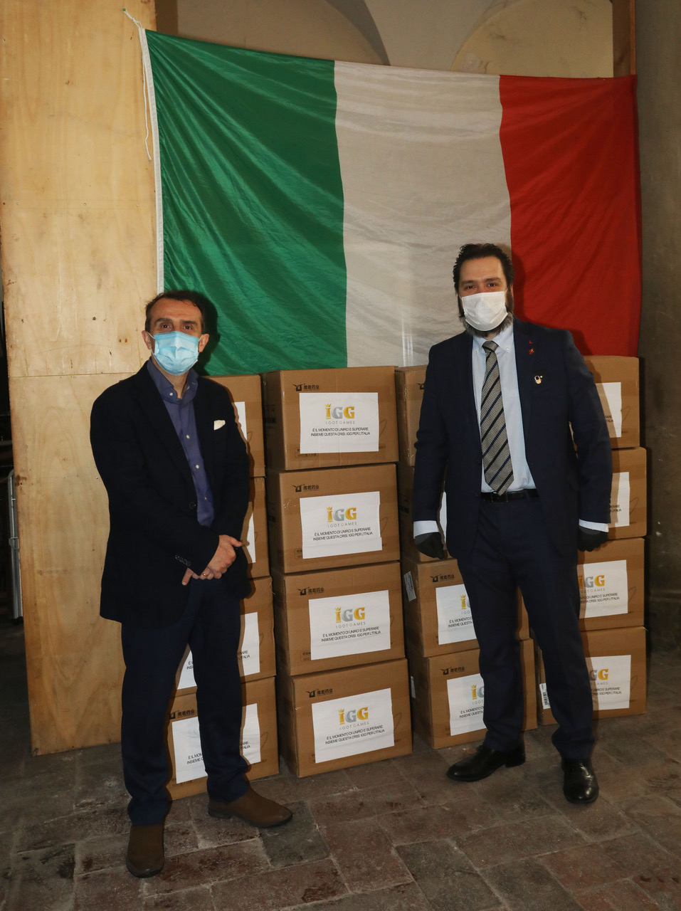 Il presidente Milani riceve le mascherine dalla direzione di Palazzo Magnani Feroni Il presidente Milani riceve le mascherine dalla direzione di Palazzo Magnani Feroni