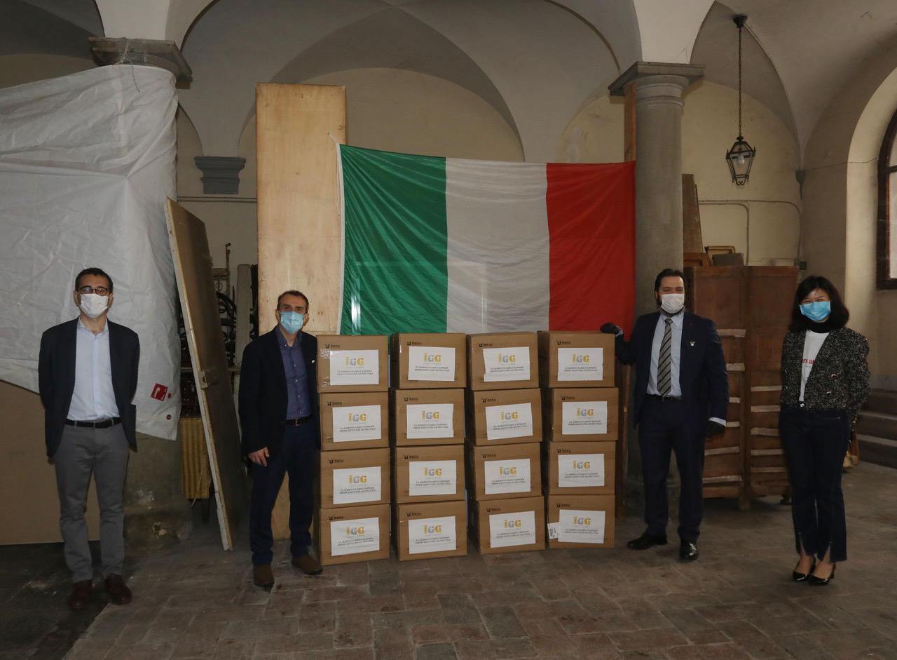 Il presidente Milani riceve le mascherine dalla direzione di Palazzo Magnani Feroni Il presidente Milani riceve le mascherine dalla direzione di Palazzo Magnani Feroni