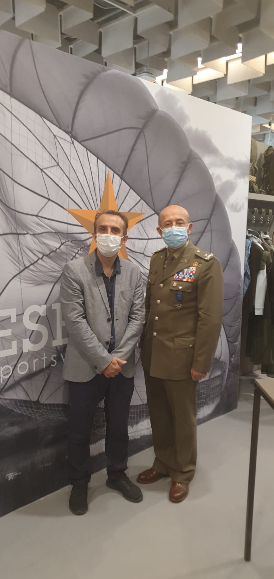 Il presidente del Consiglio comunale Luca Milani ed il Generale Poli Il presidente del Consiglio comunale Luca Milani e il Generale Poli