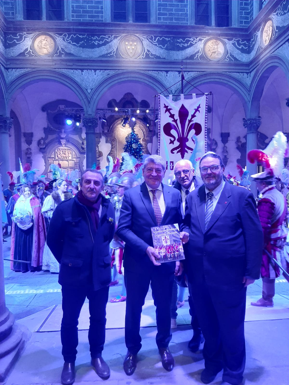 Il presidente Milani consegna libro su Gonfalone e famiglia di Palazzo Il presidente Milani consegna libro su Gonfalone e famiglia di Palazzo