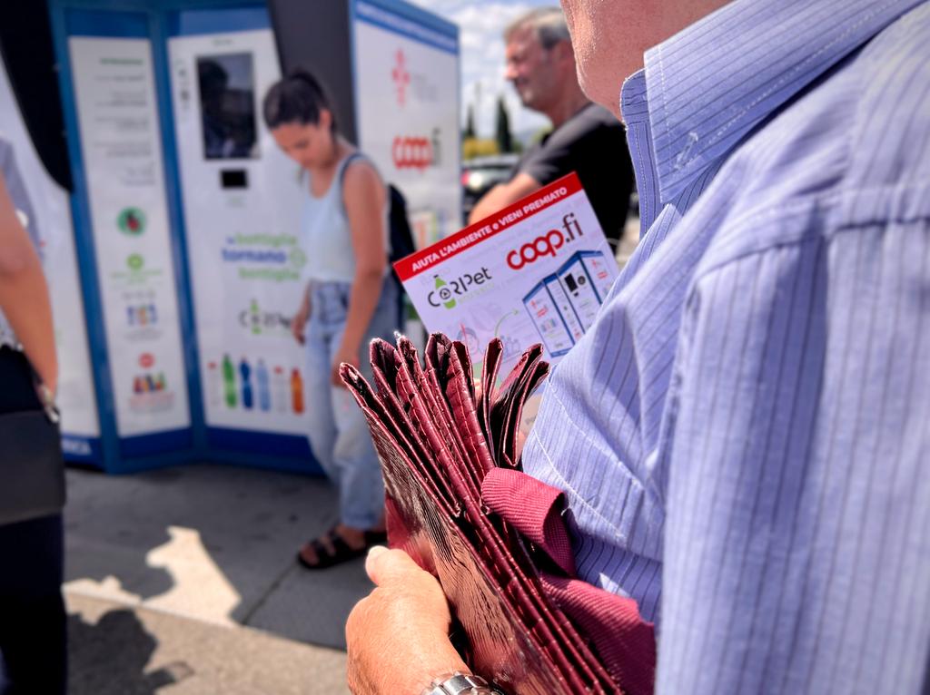 Ecocompattatore alla Coop.fi di Ponte a Greve Ecocompattatore alla Coop.fi di Ponte a Greve