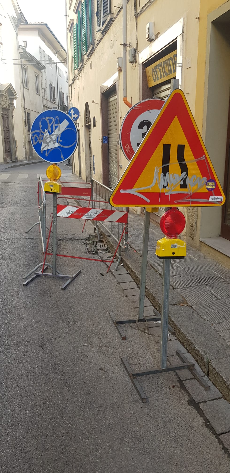 Via degli Alfani a Firenze impercorribile Via degli Alfani a Firenze impercorribile