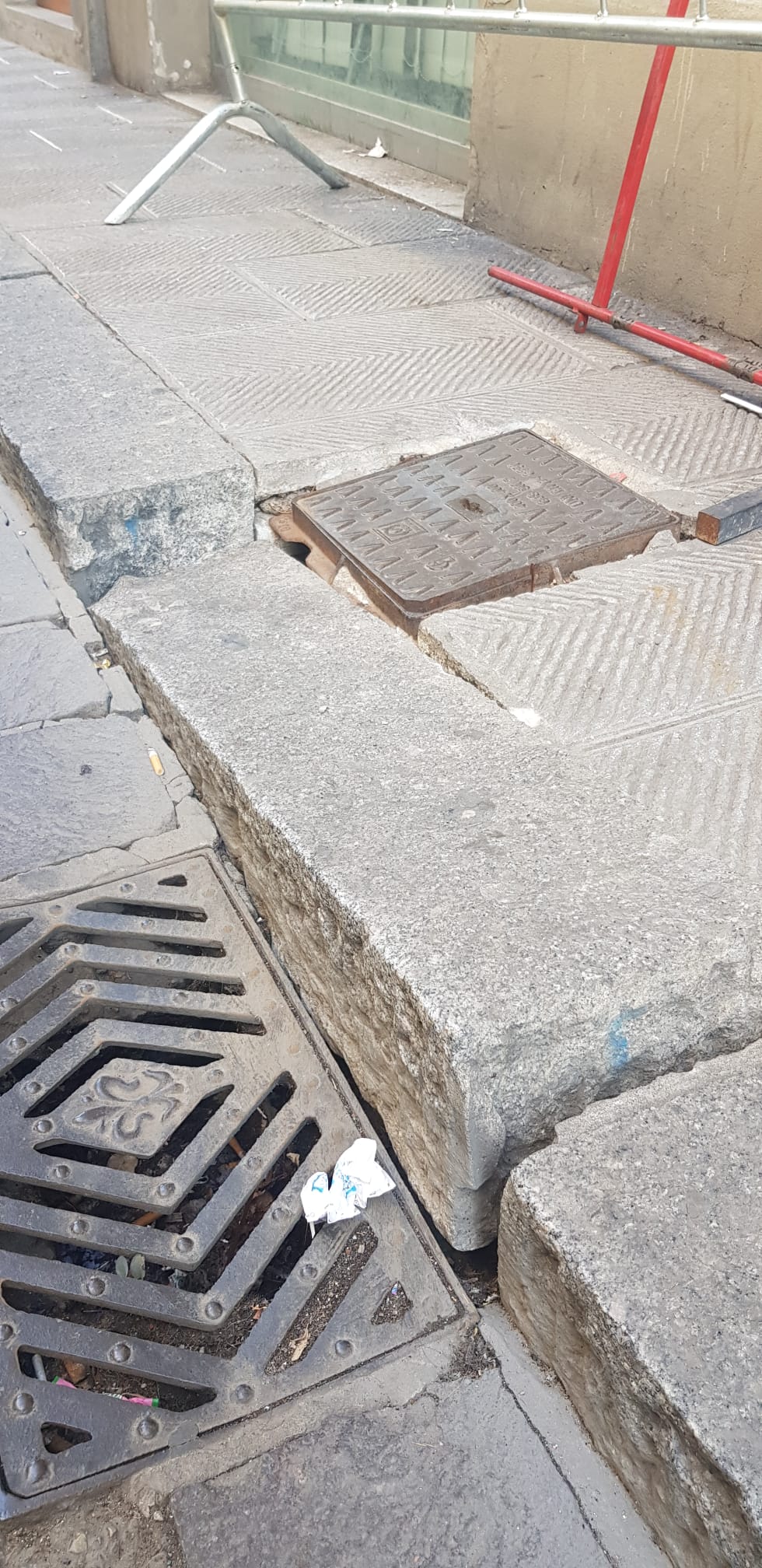 Via degli Alfani a Firenze impercorribile Via degli Alfani a Firenze impercorribile