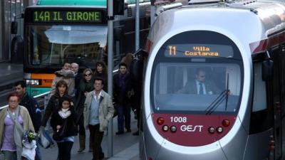 foto di tramvia e bus