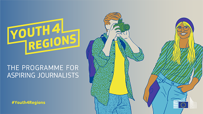 sfondo blu, sulla destra un ragazzo che scatta una fotografia, di fianco una ragazza con un libro in mano che sorride, testo: Youth4Regions the programme for aspiring journalists