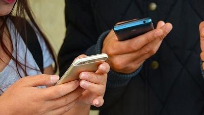 persone che usano il cellulare