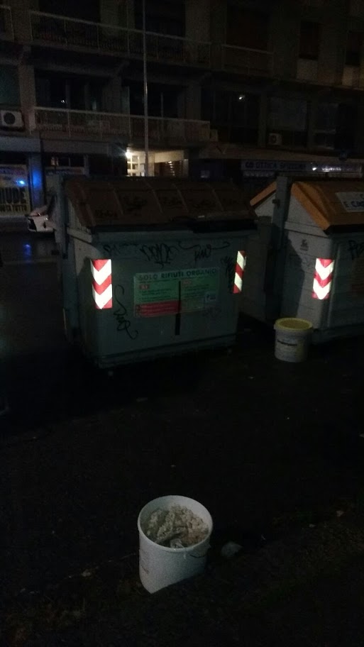 I secchi abbandonati vicino ai cassonetti