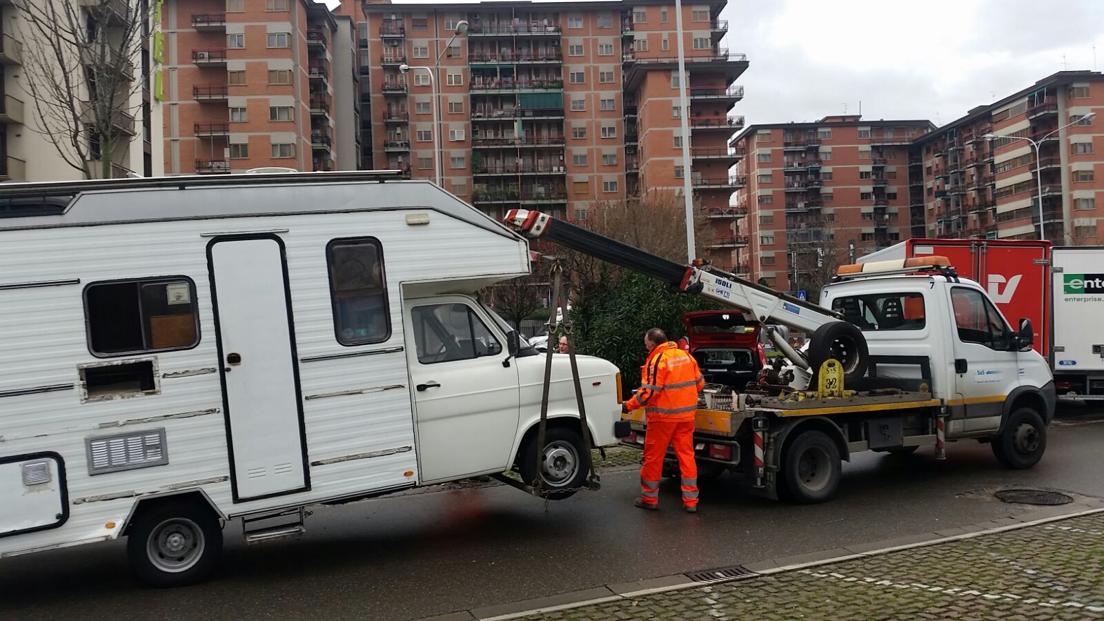 La rimozione del camper in viale Guidoni