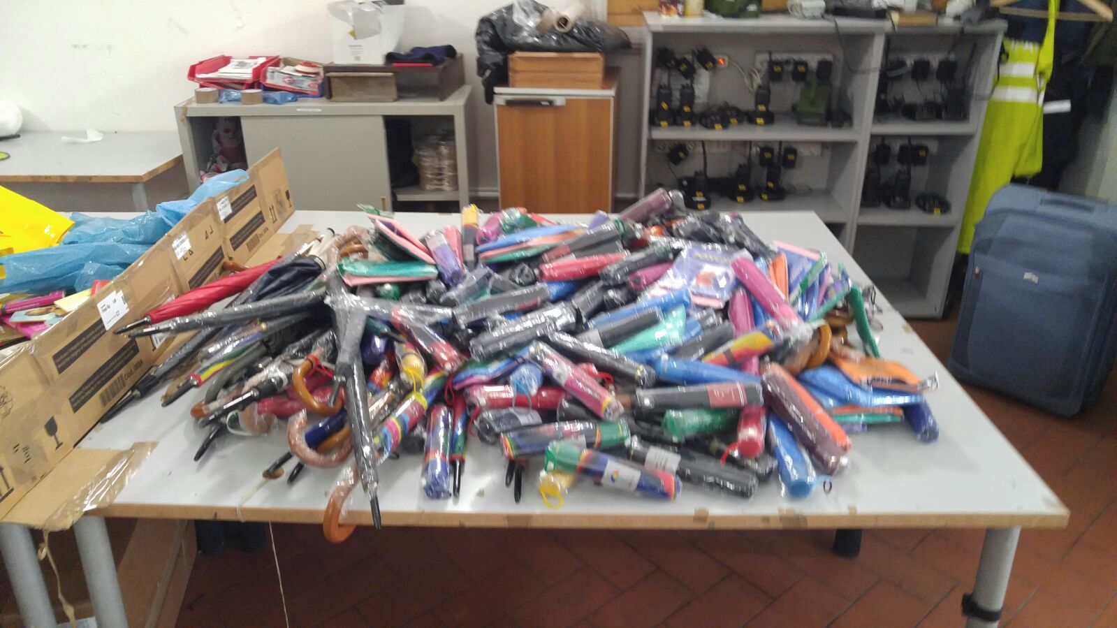 Gli ombrelli sequestrati dalla Polizia Municipale