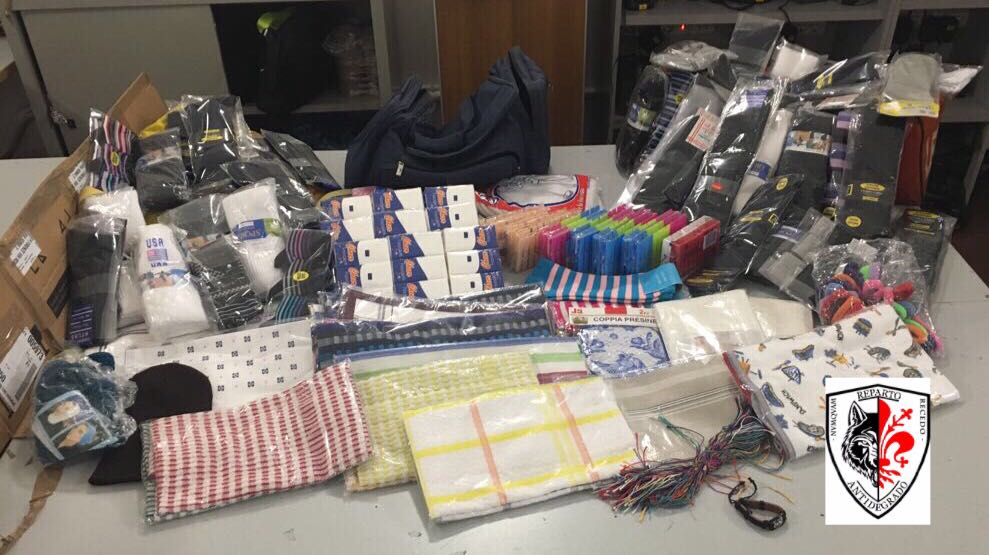 Parte degli oggetti sequestrati stamani in via Gioberti