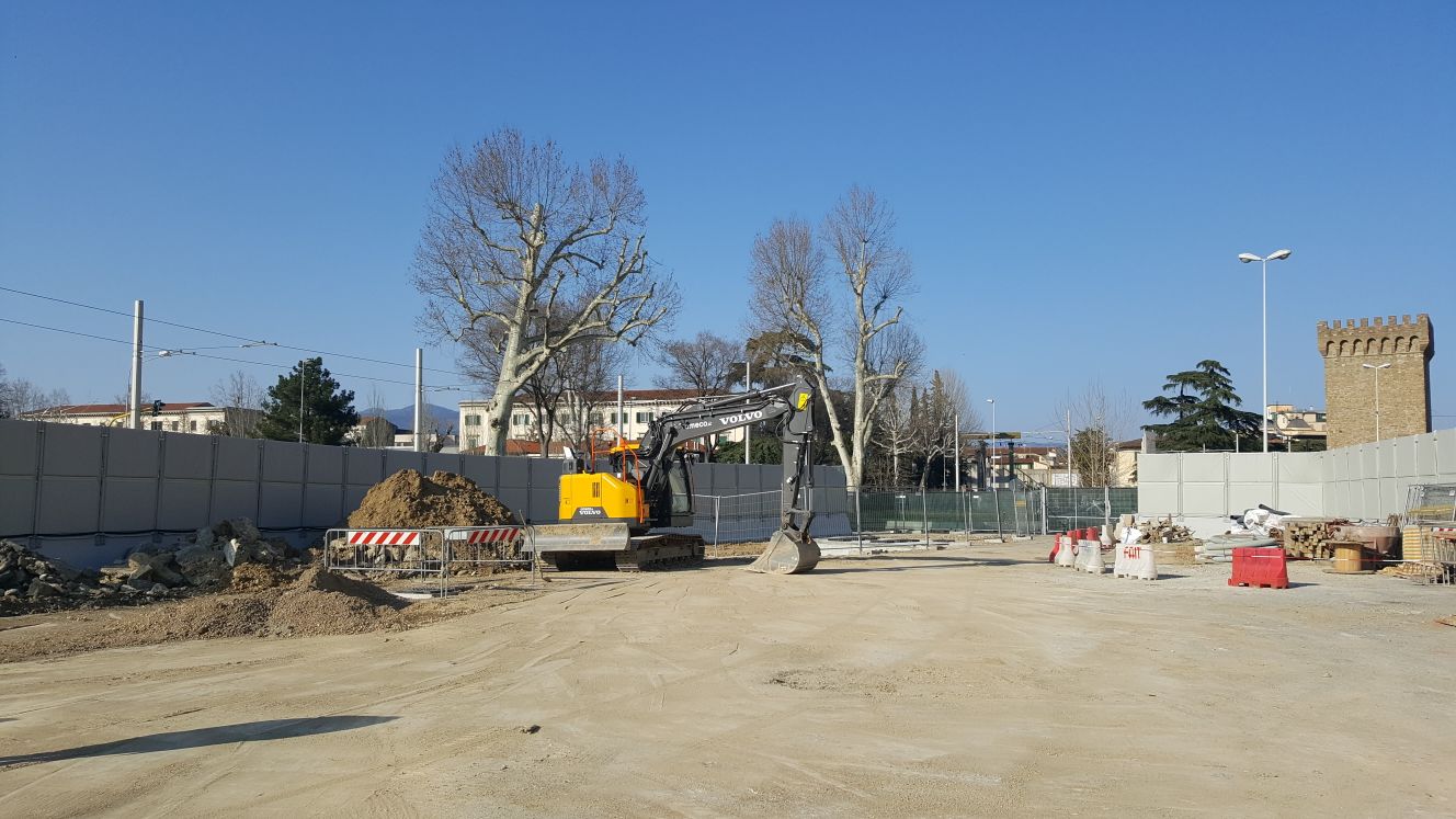 L'area del cantiere in piazza Vittorio Veneto lato hotel