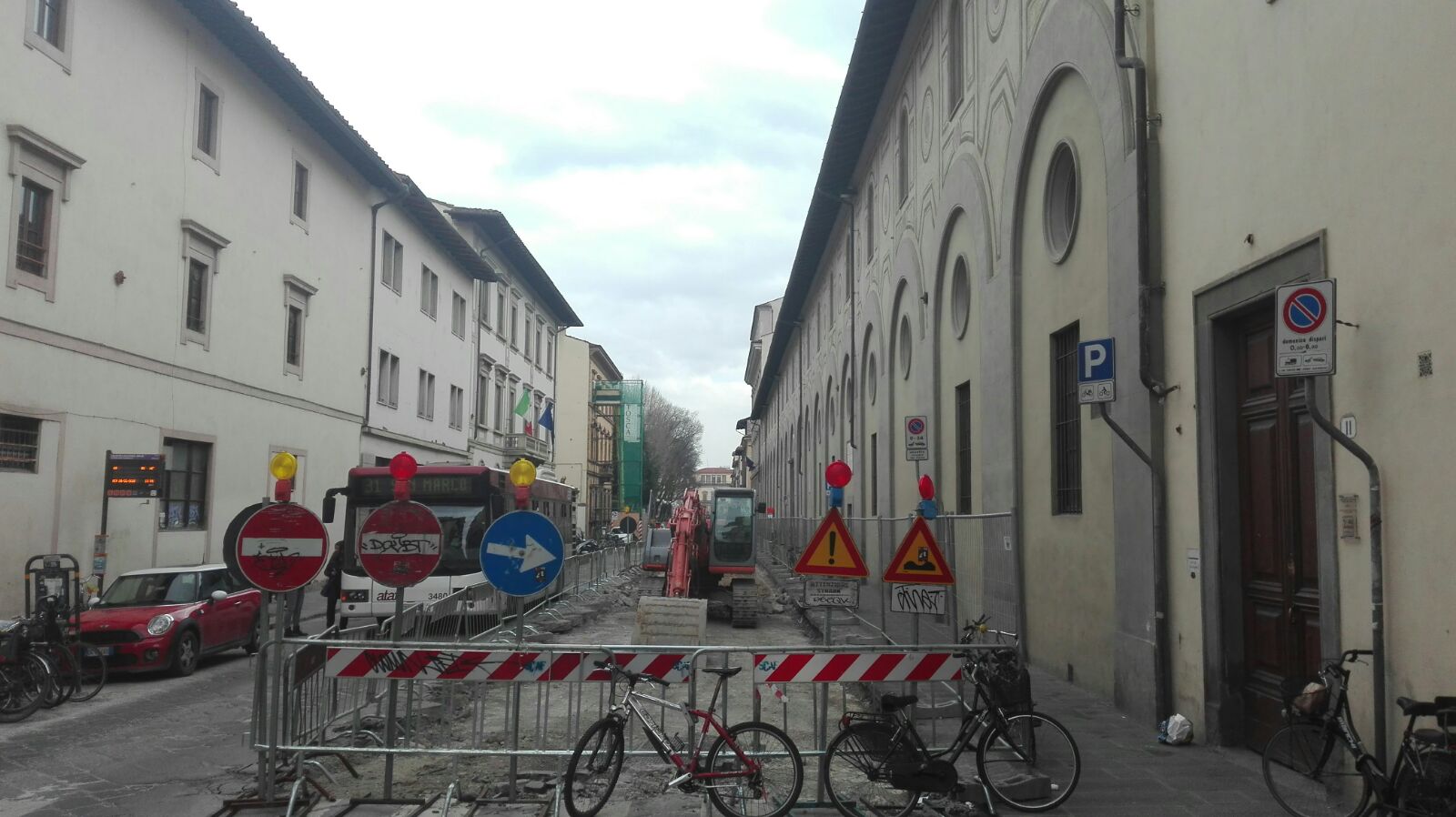 lavori fermi in via della Colonna lavori fermi in via della Colonna