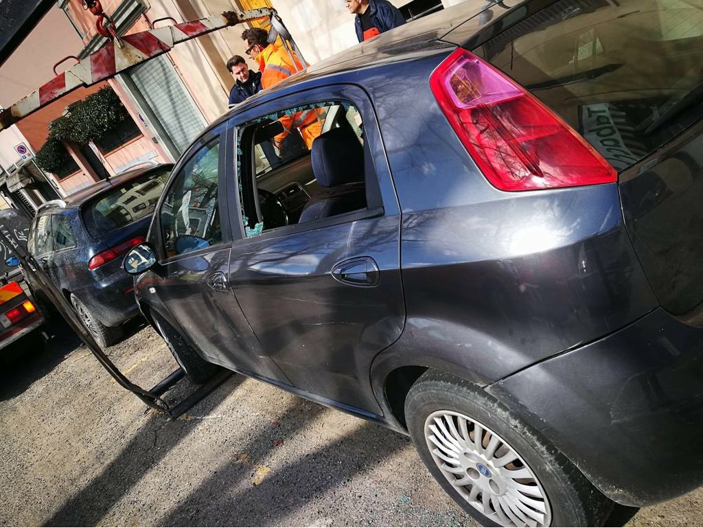 Auto multata e rimossa in via Benedetto Marcello