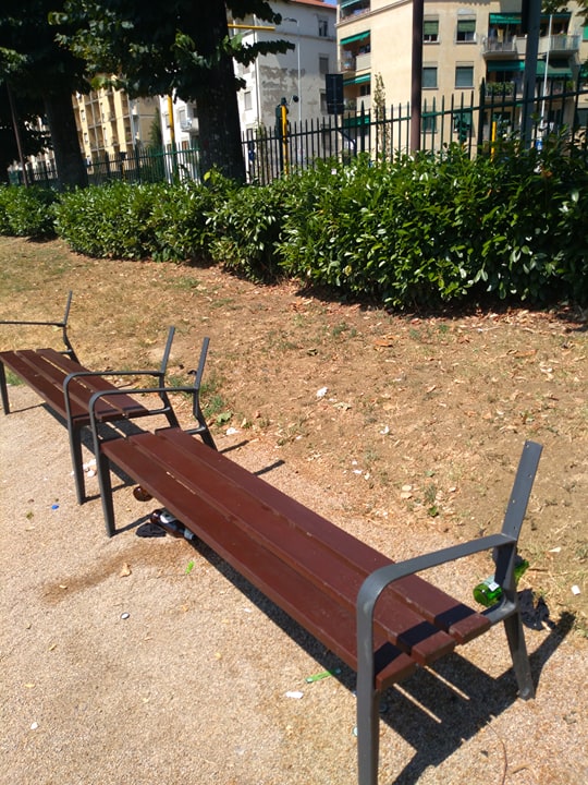 Panchina vandalizzata