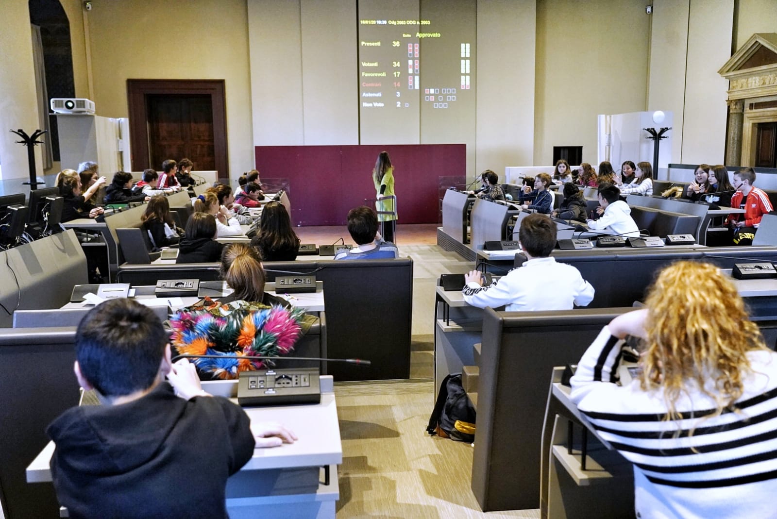 Assessore Funaro con i ragazzi in Consiglio comunale