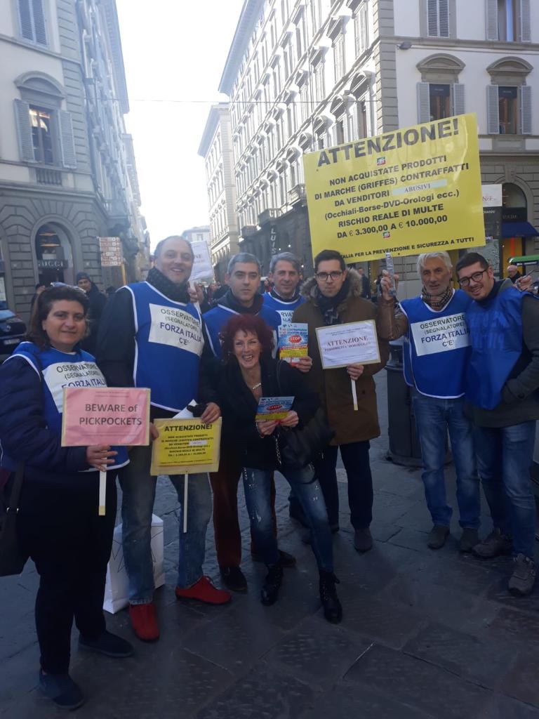 Presidio di Forza Italia in piazza Duomo contro l'abusivismo commerciale