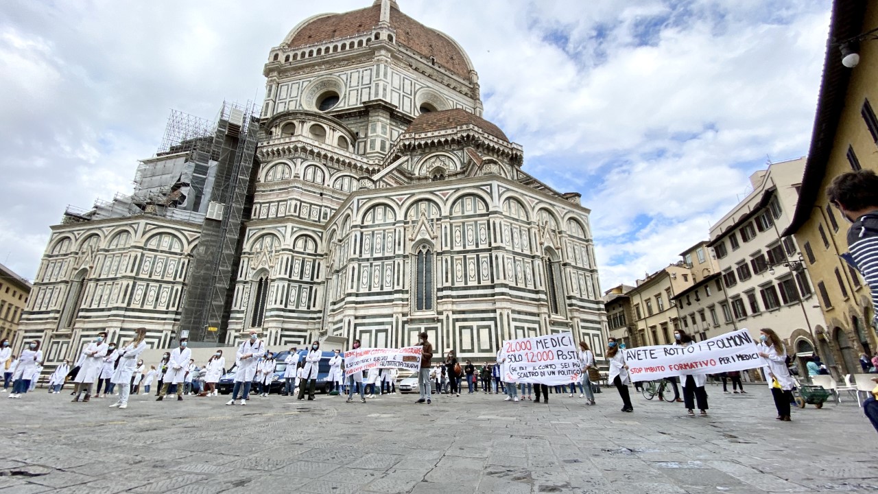Manifestazione giovani medici in piazza Duomo Manifestazione giovani medici in piazza Duomo