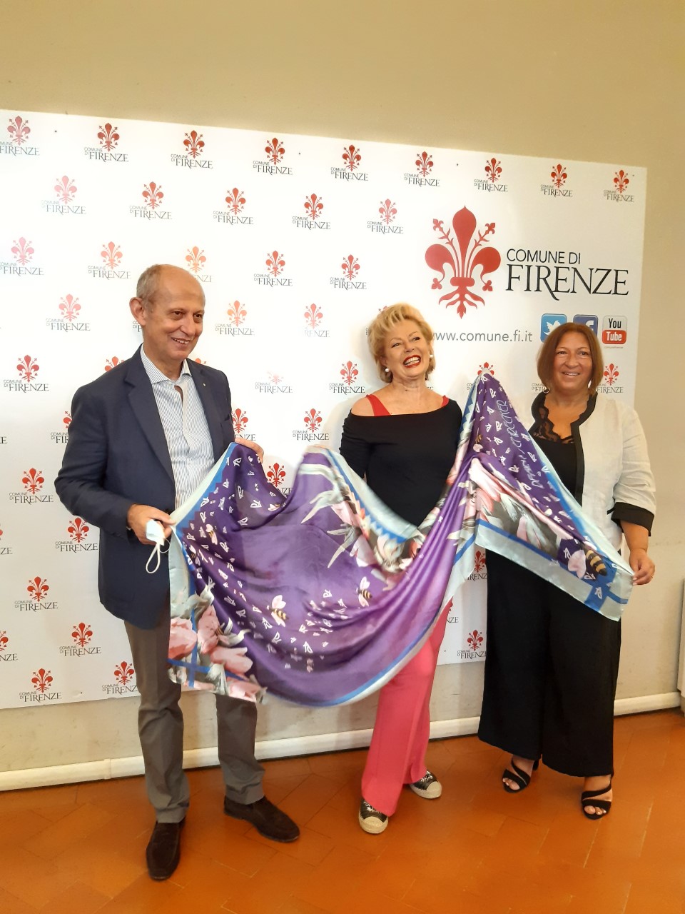 Foulard d'autore per le strutture ospedaliere che hanno lavorato sul fronte Covid-19